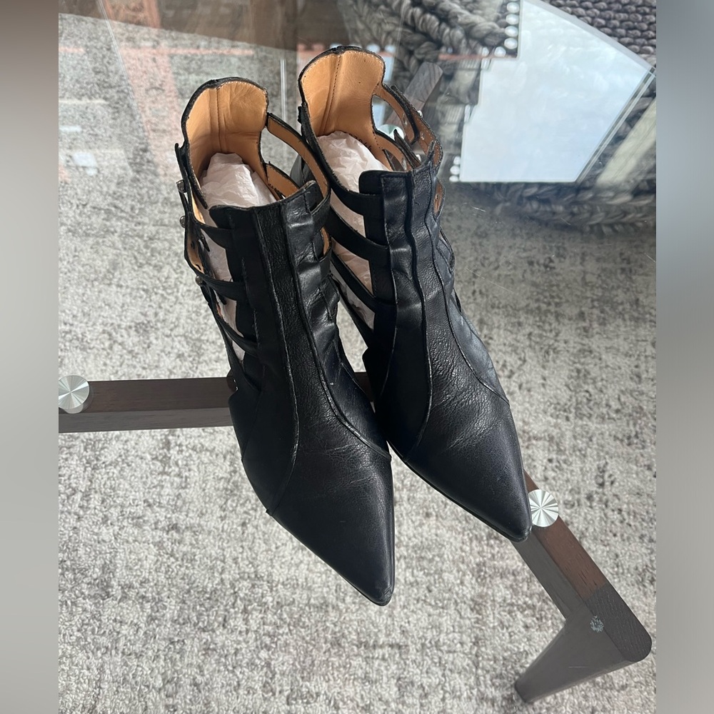 John Fluevog Truth Bekkie Black 
Strappy Leather Gorh Designer Ankle Boots Sz 8 - Picture 5 of 14